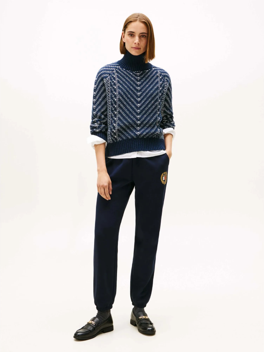 detail Tommy Hilfiger dámsky tmavomodrý rolákový sveter