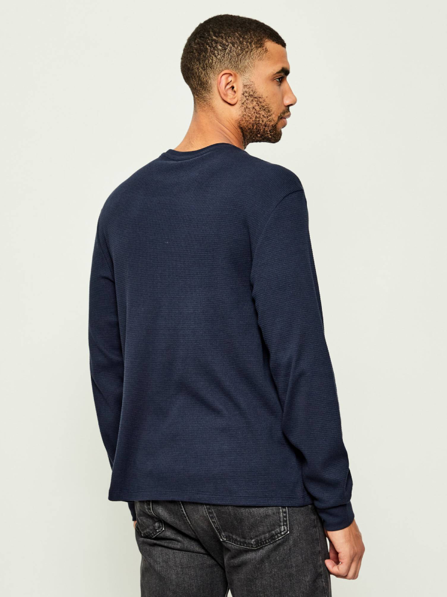 detail Calvin Klein pánske tmavo modré tričko
