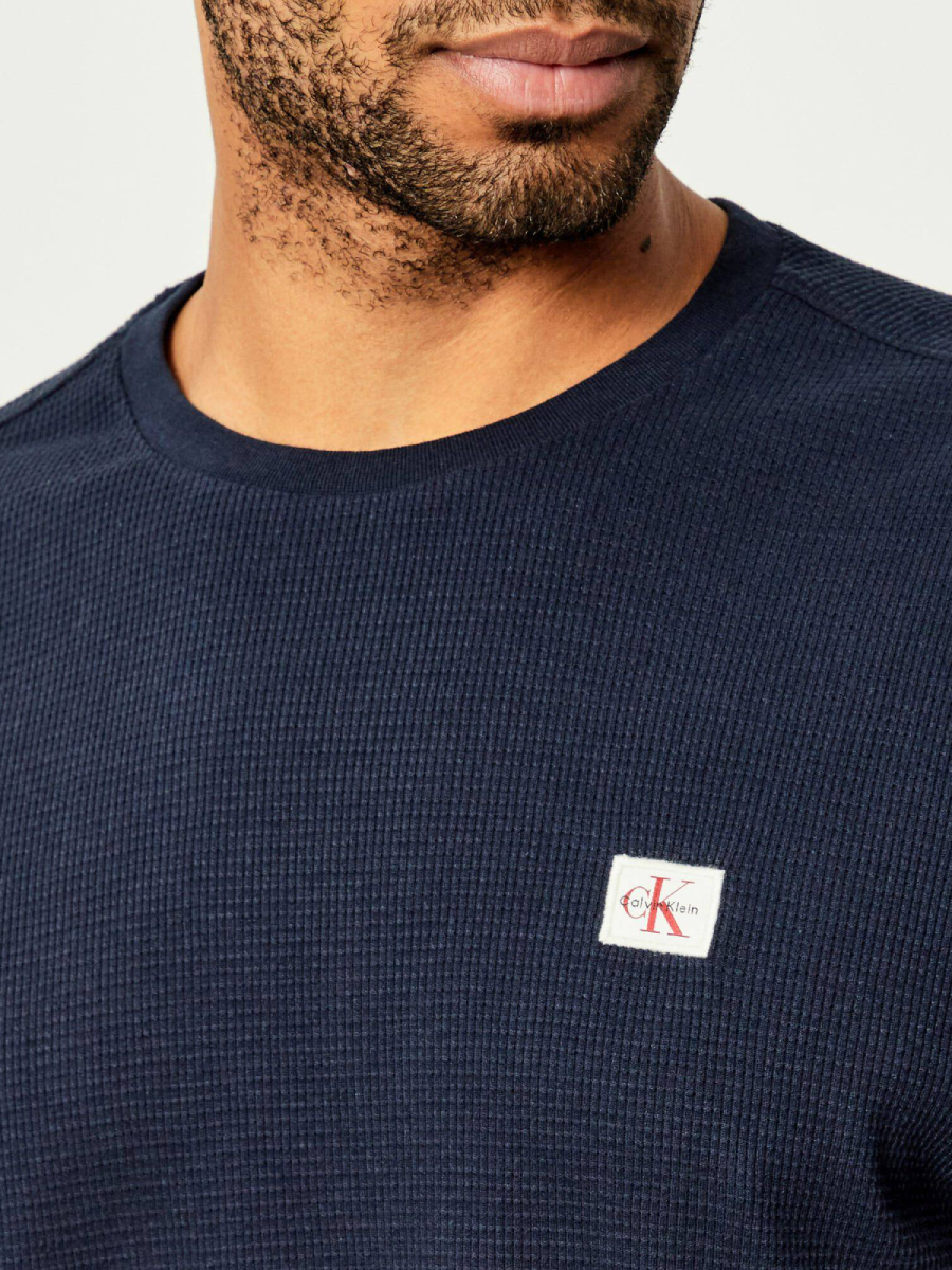 detail Calvin Klein pánske tmavo modré tričko
