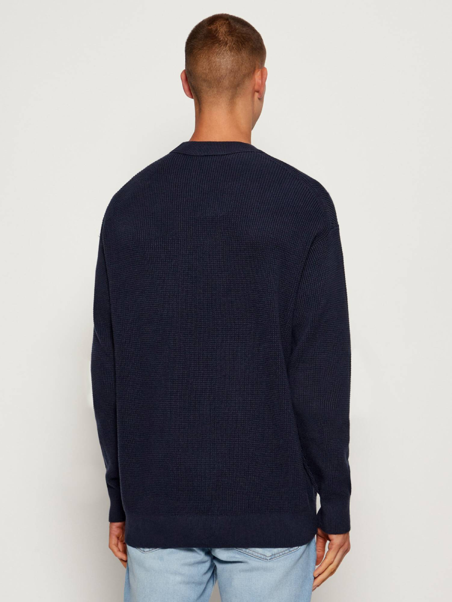 detail Calvin Klein pánsky tmavomodrý sveter