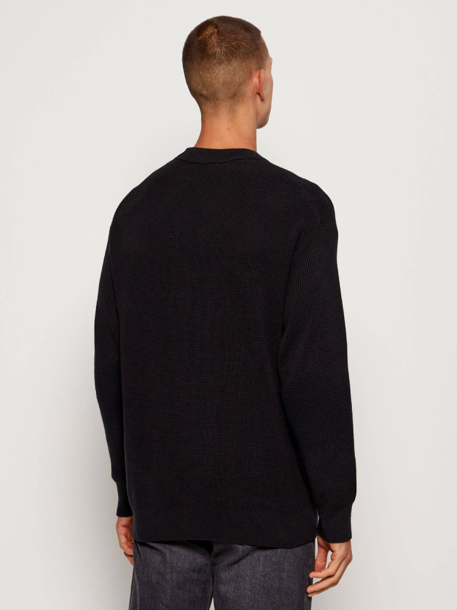 detail Calvin Klein pánsky čierny sveter