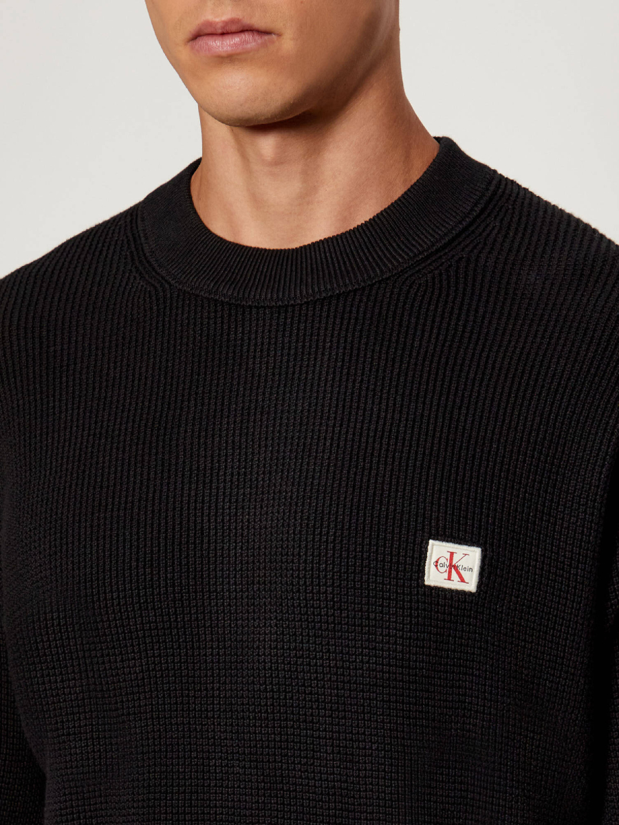 detail Calvin Klein pánsky čierny sveter