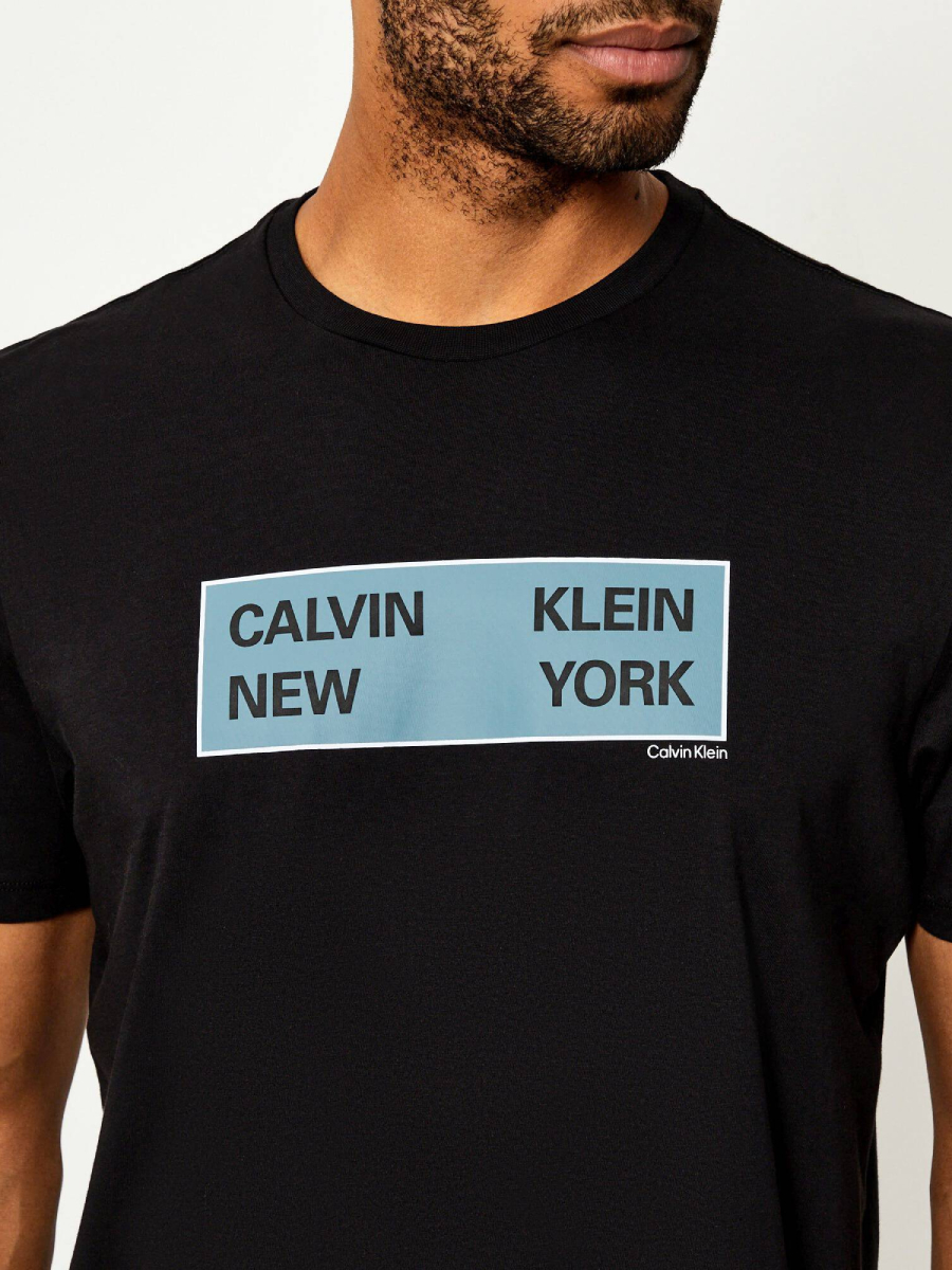 detail Calvin Klein pánske čierne tričko