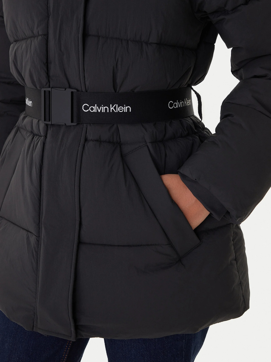 detail Calvin Klein dámska čierna bunda