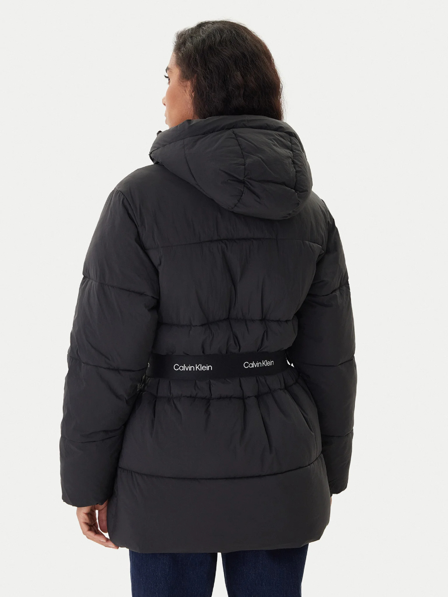 detail Calvin Klein dámska čierna bunda