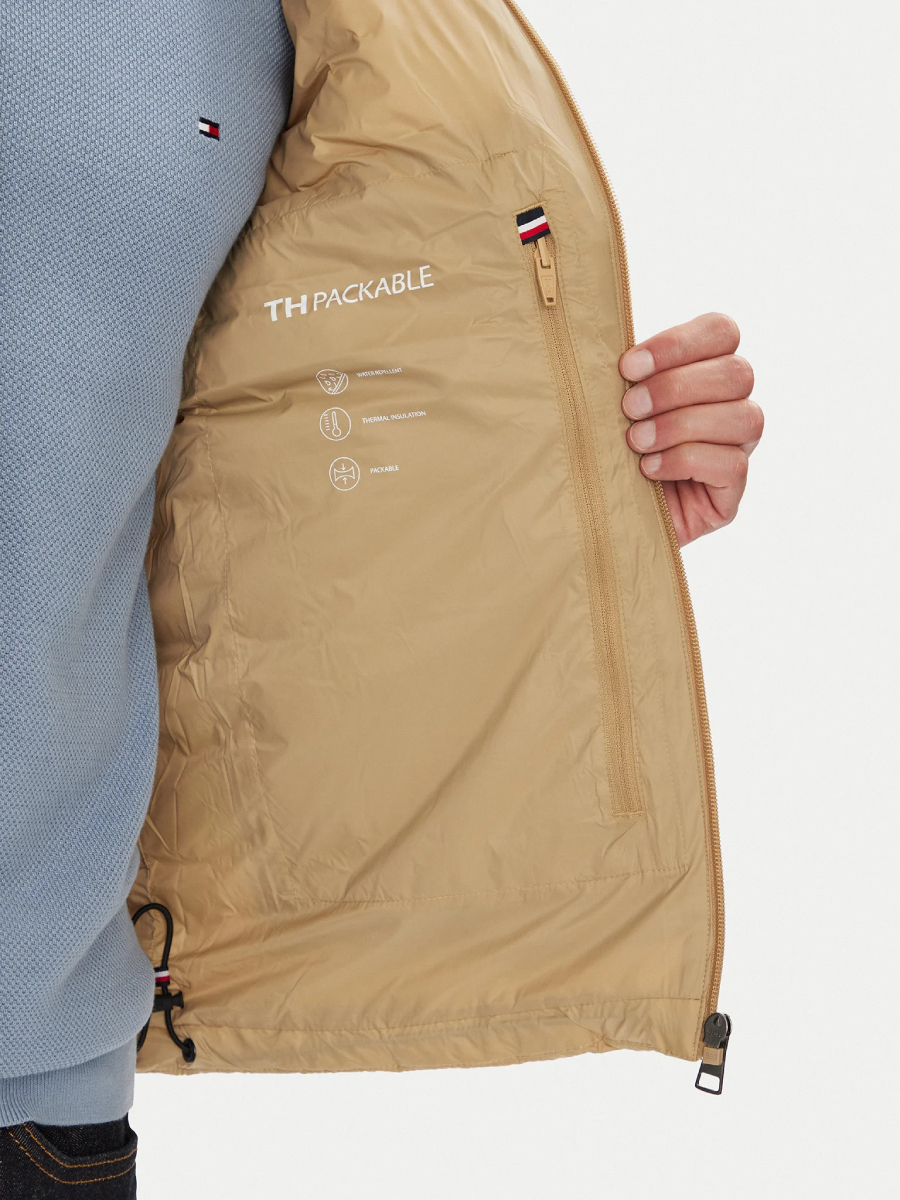 detail Tommy Hilfiger pánska béžová vesta