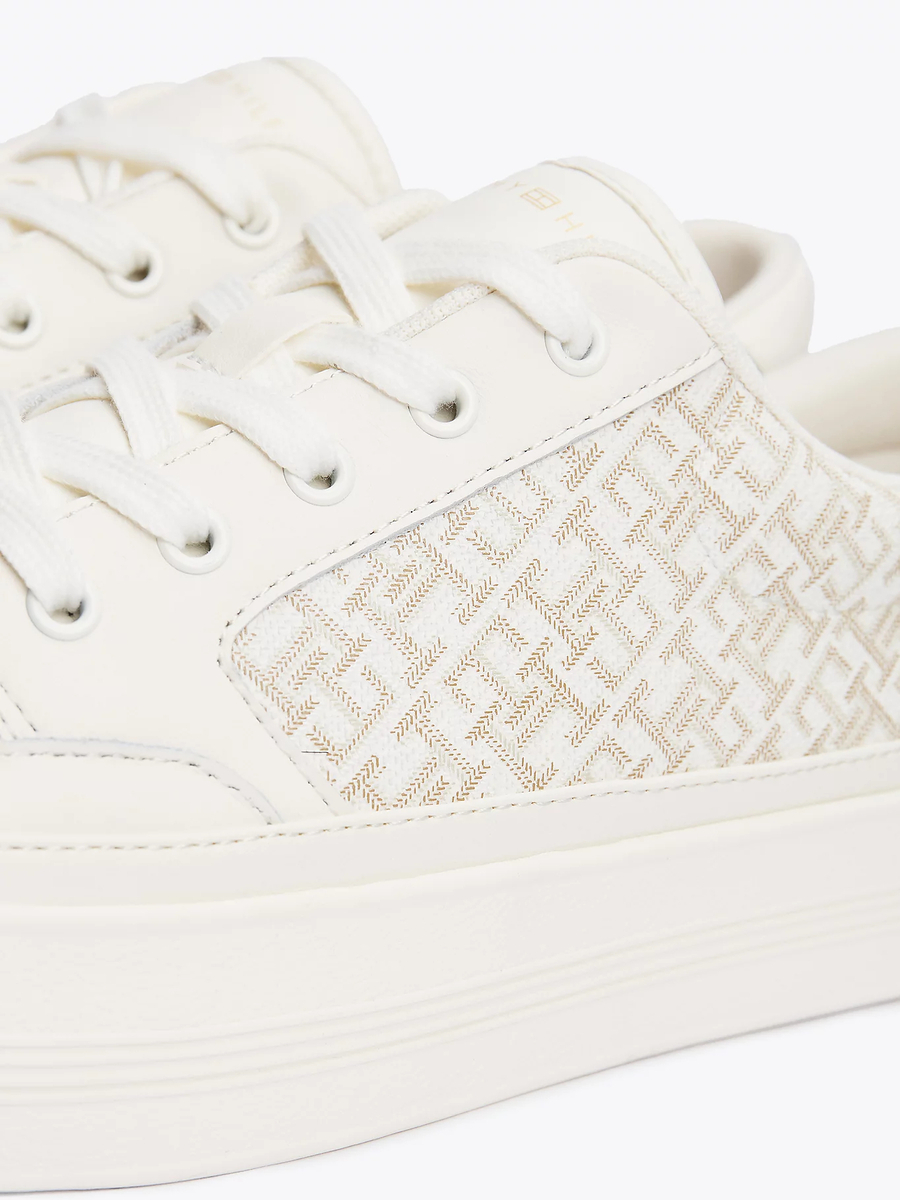 detail Tommy Hilfiger dámske krémové tenisky Monogram