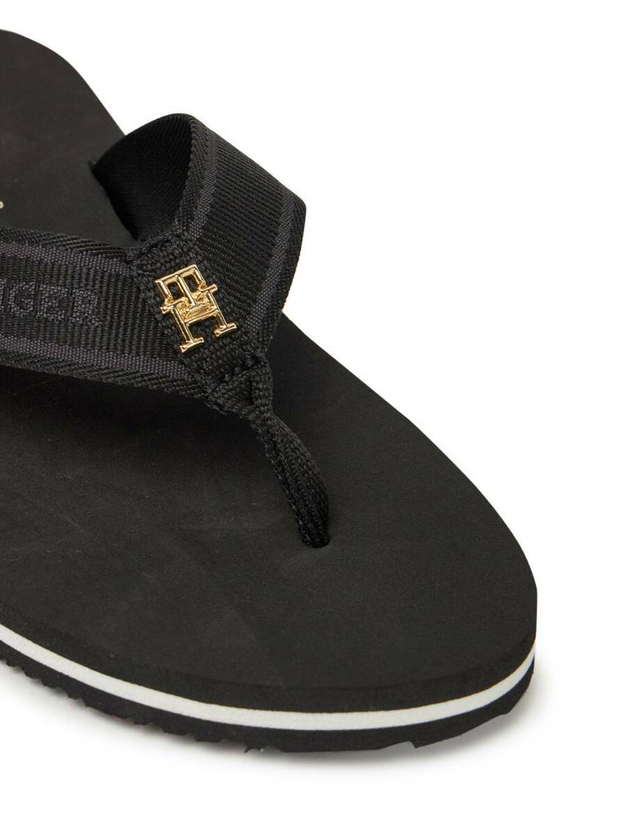 detail Tommy Hilfiger dámske čierne žabky