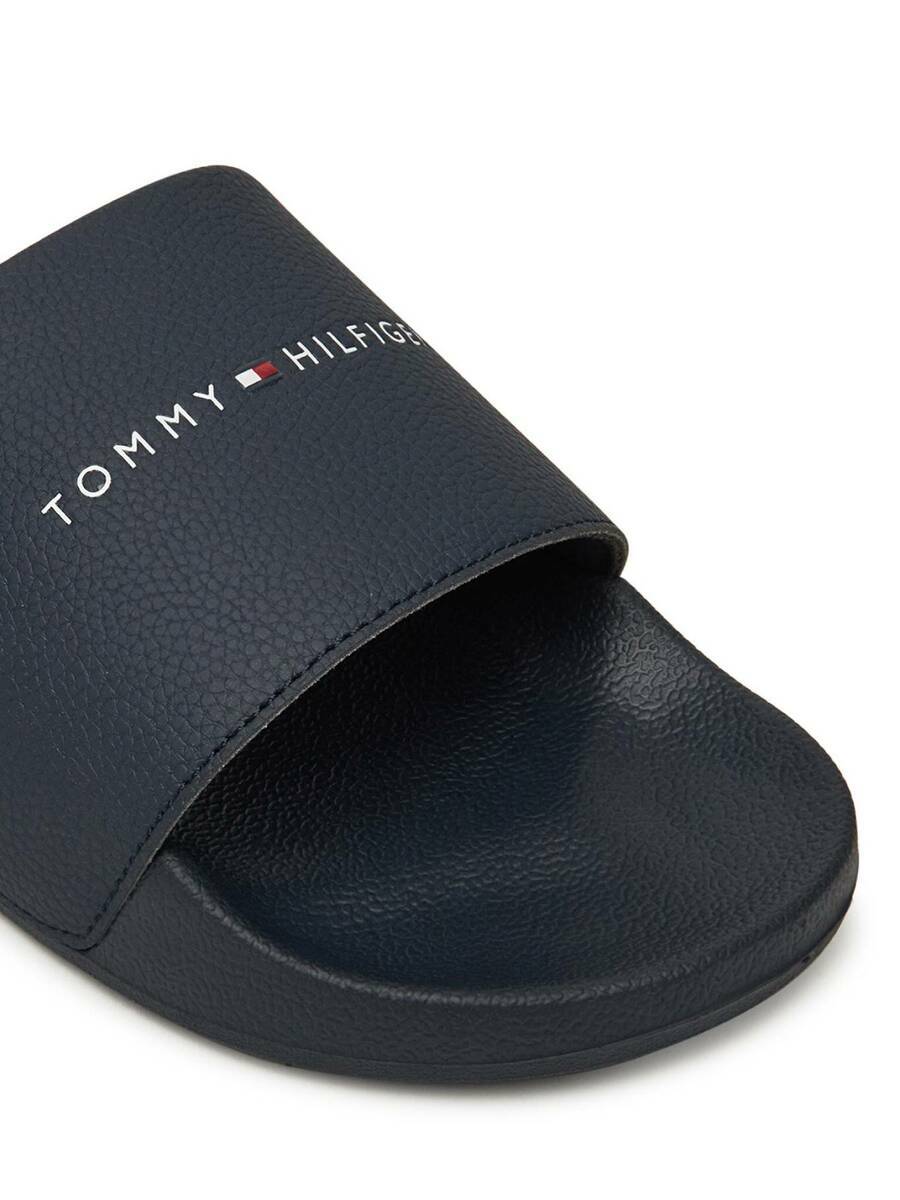 detail Tommy Hilfiger pánske tmavo modré šľapky