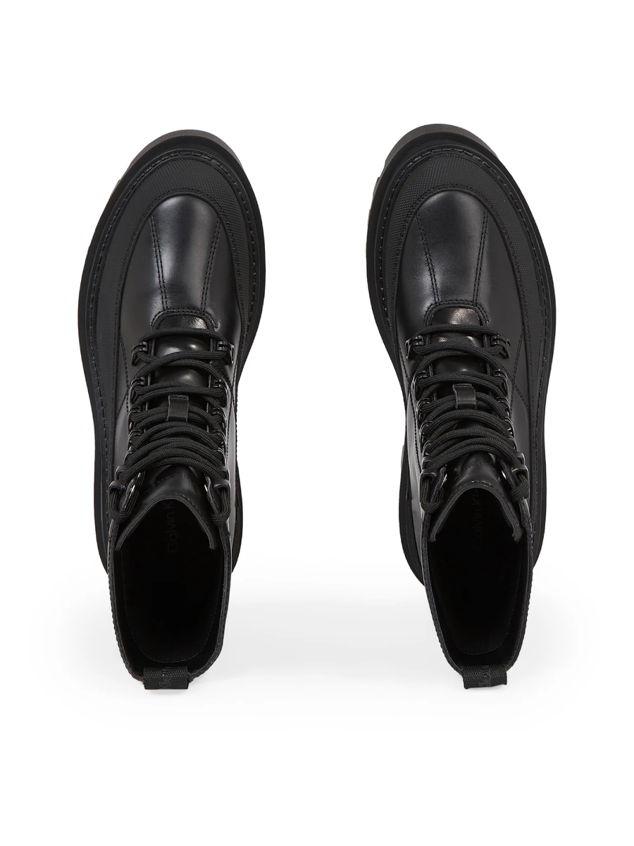 detail Calvin Klein dámské černé kotníkové boty