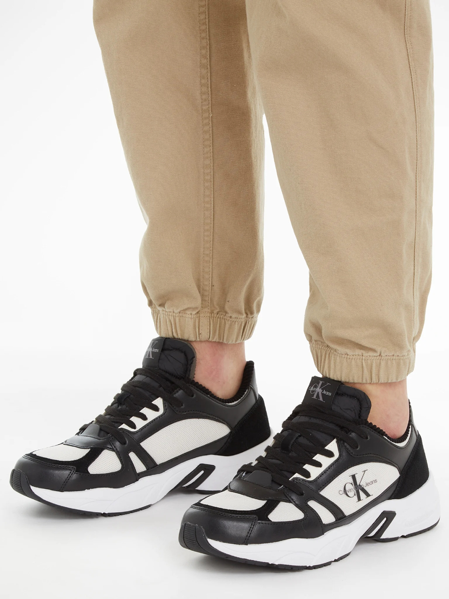 detail Calvin Klein pánske čiernobiele tenisky