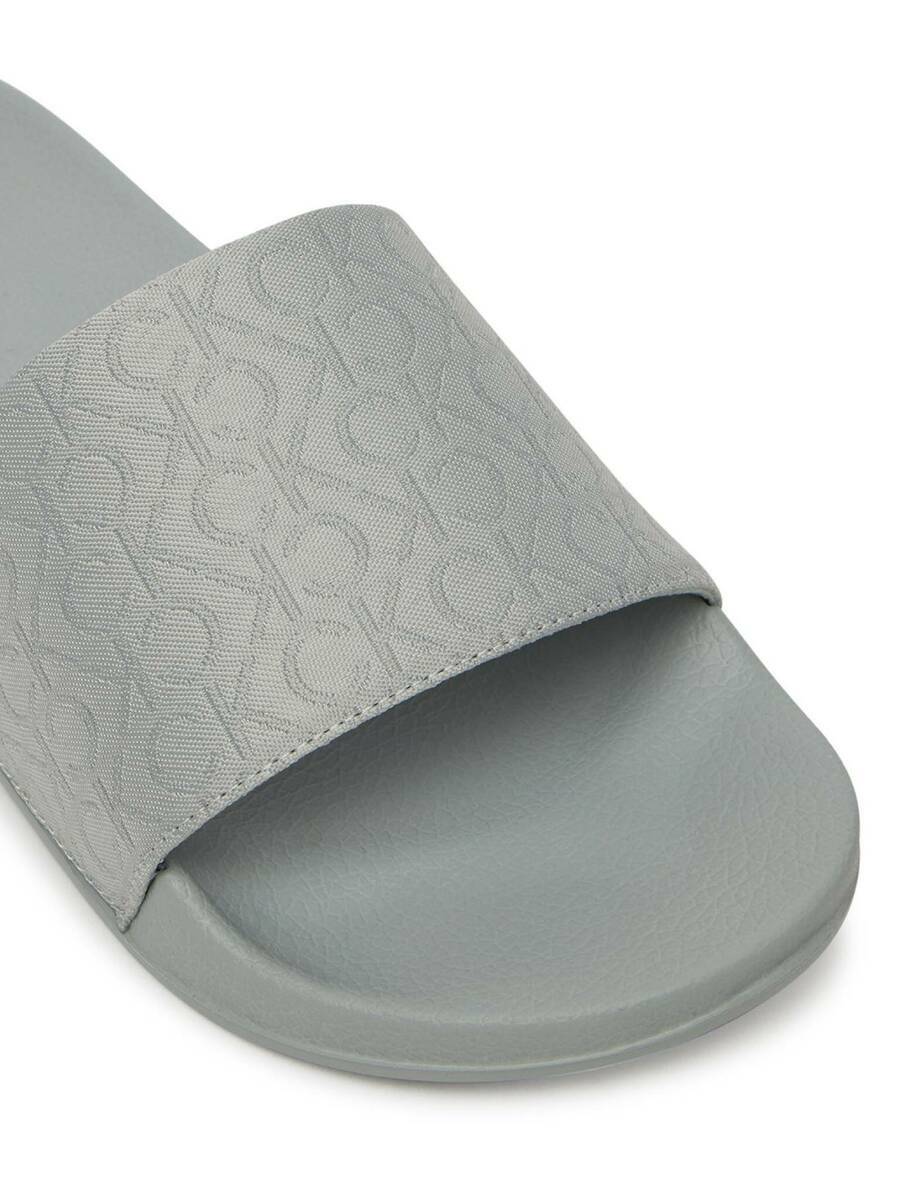 detail Calvin Klein dámske šedé šľapky