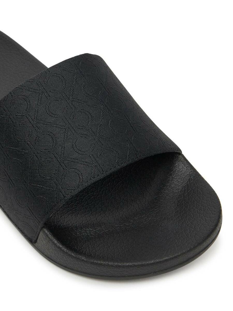 detail Calvin Klein dámske čierne šľapky