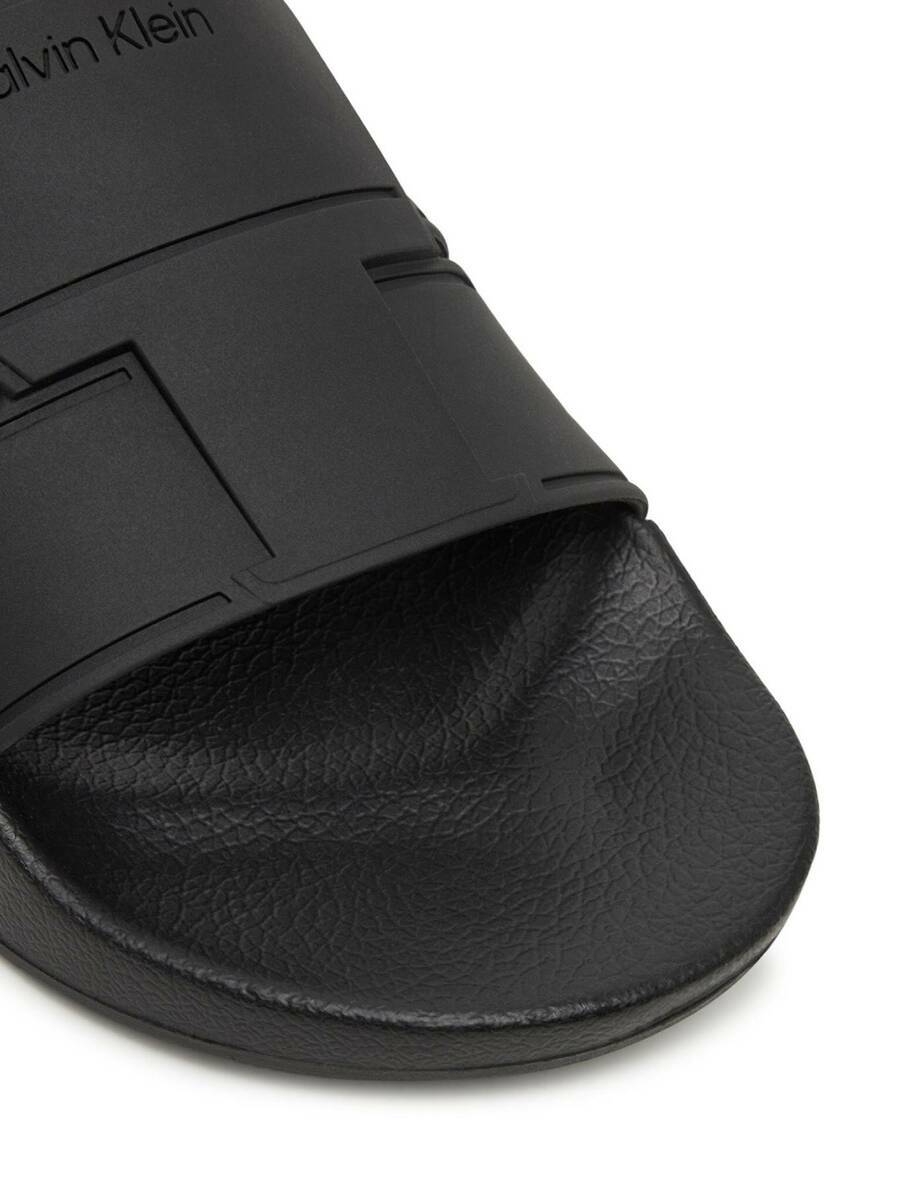 detail Calvin Klein pánske čierne šľapky