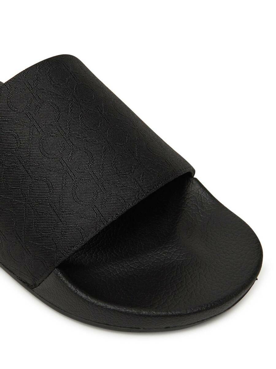 detail Calvin Klein pánske čierne šľapky
