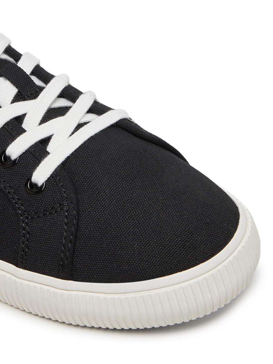 detail Calvin Klein pánske čierne tenisky