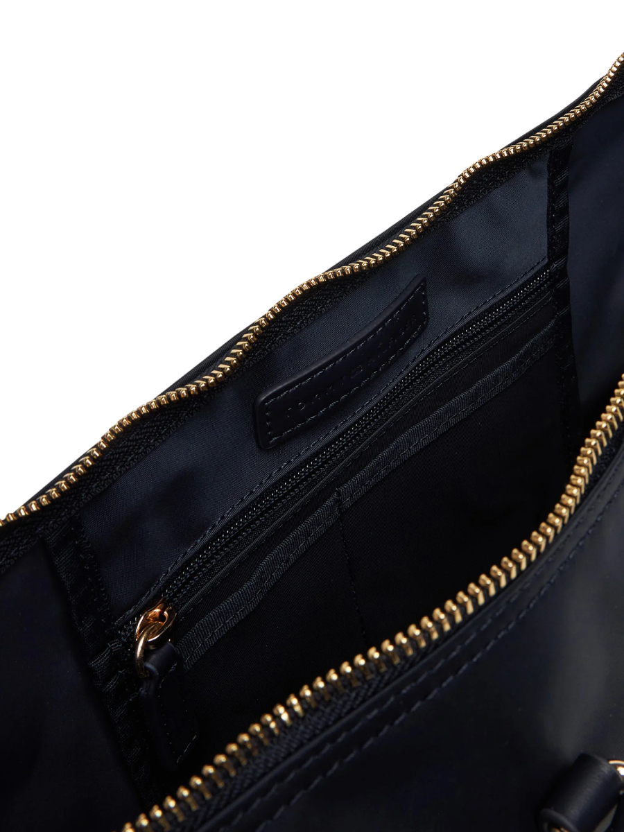 detail Tommy Hilfiger dámska tmavo modrá kabelka