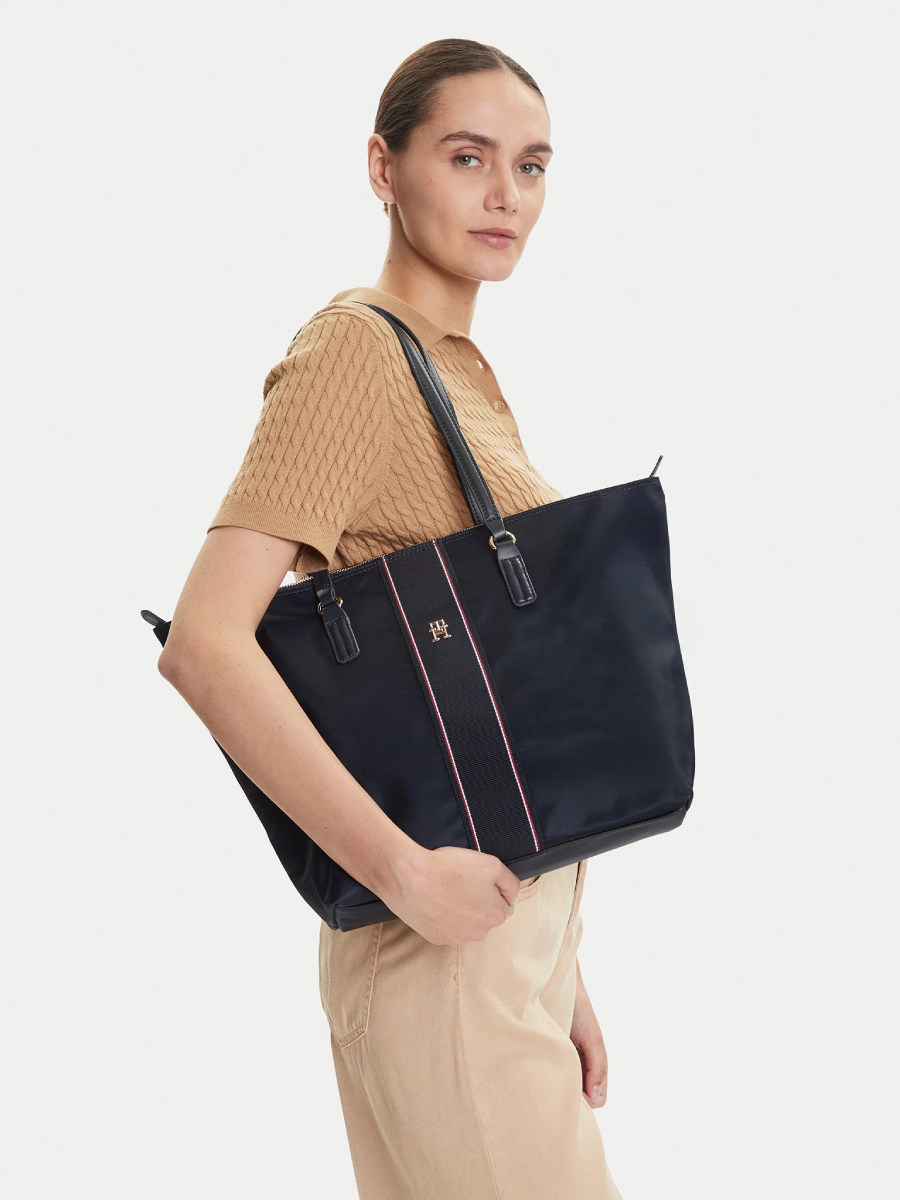 detail Tommy Hilfiger dámska tmavo modrá kabelka