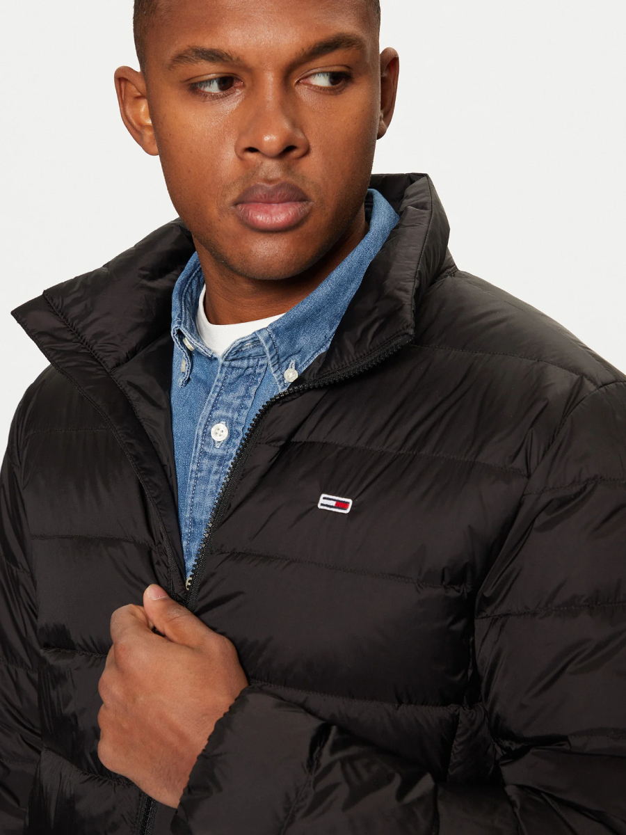 detail Tommy Jeans pánska čierna bunda