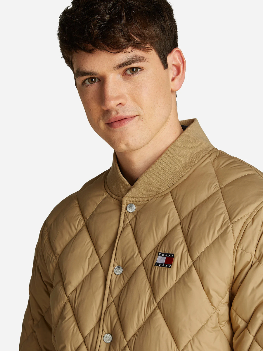 detail Tommy Jeans pánsky béžový bomber