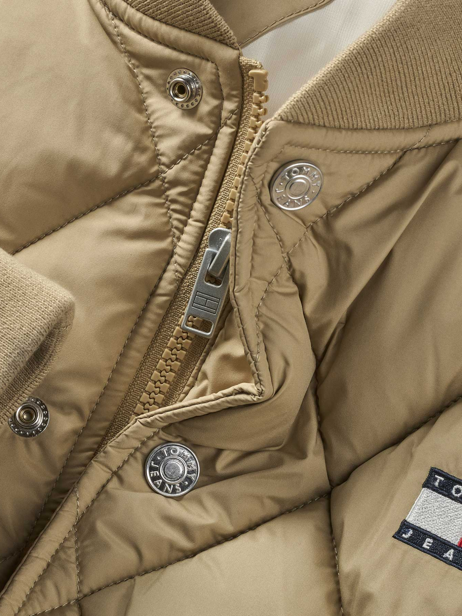 detail Tommy Jeans pánsky béžový bomber