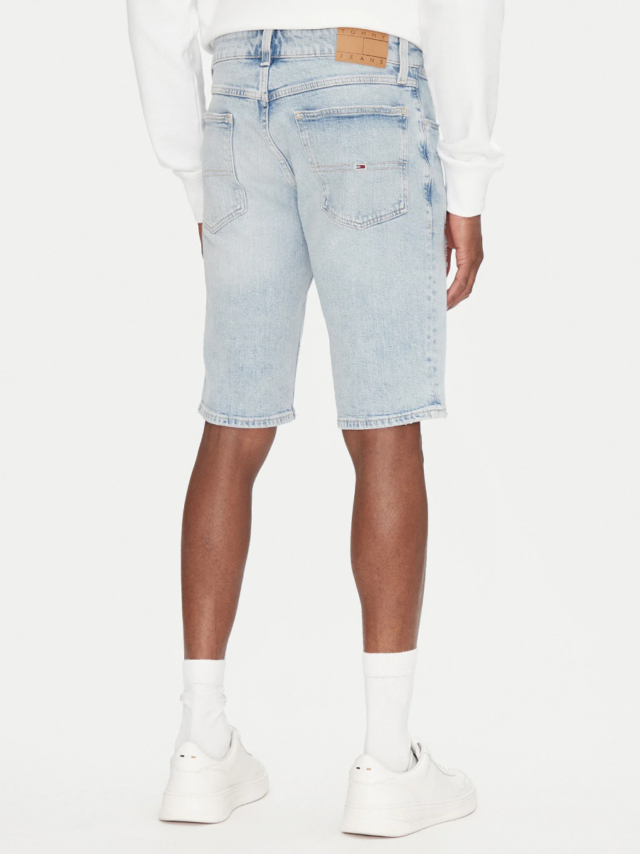 detail Tommy Jeans pánske modré džínsové šortky