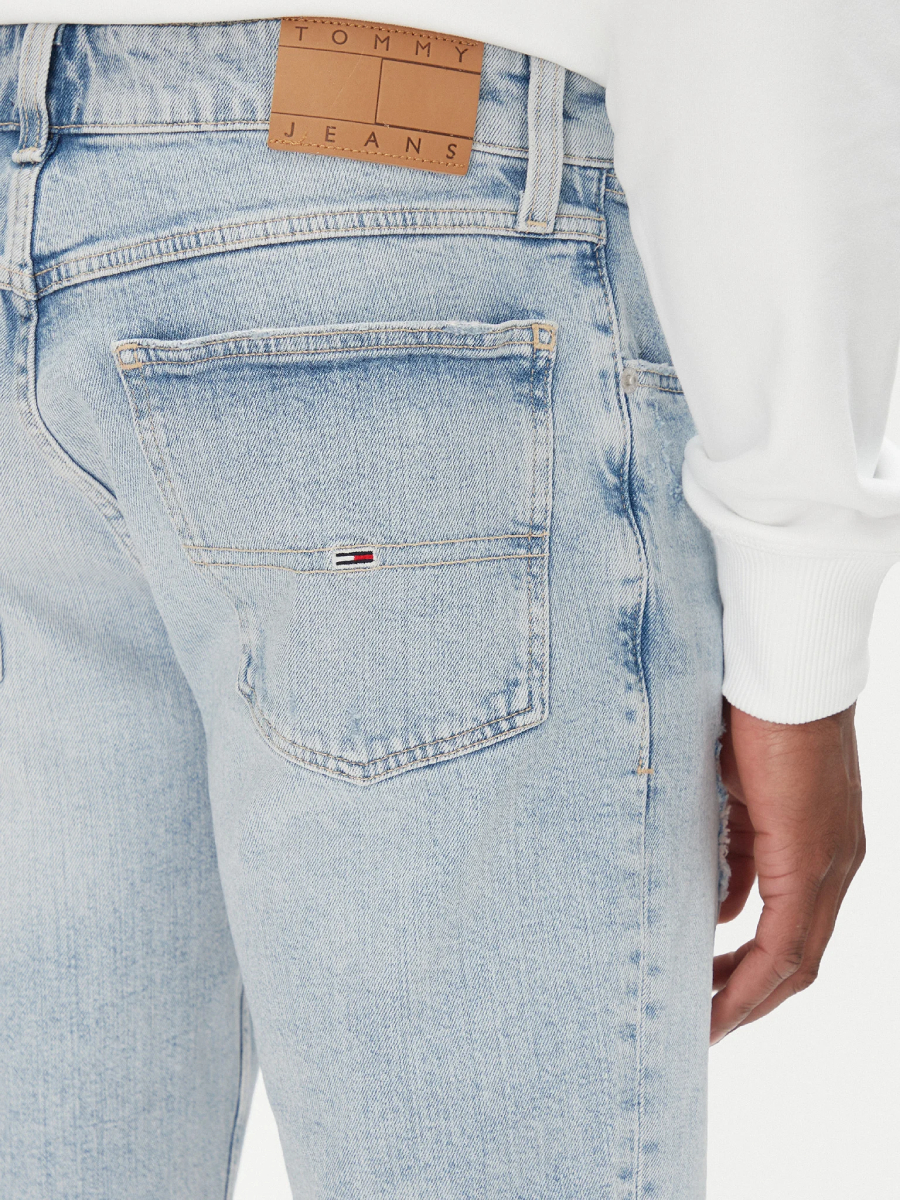 detail Tommy Jeans pánske modré džínsové šortky
