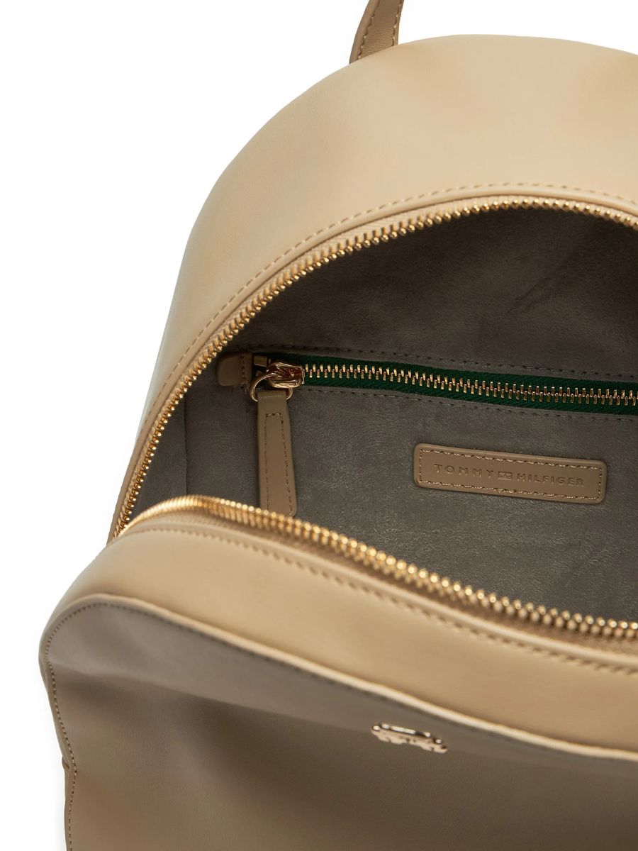 detail Tommy Hilfiger dámsky béžový batoh
