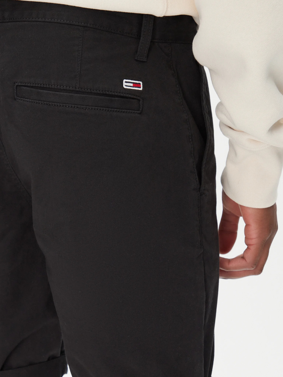 detail Tommy Jeans pánske čierne šortky