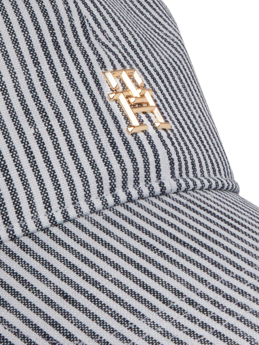 detail Tommy Hilfiger tmavomodrá šiltovka