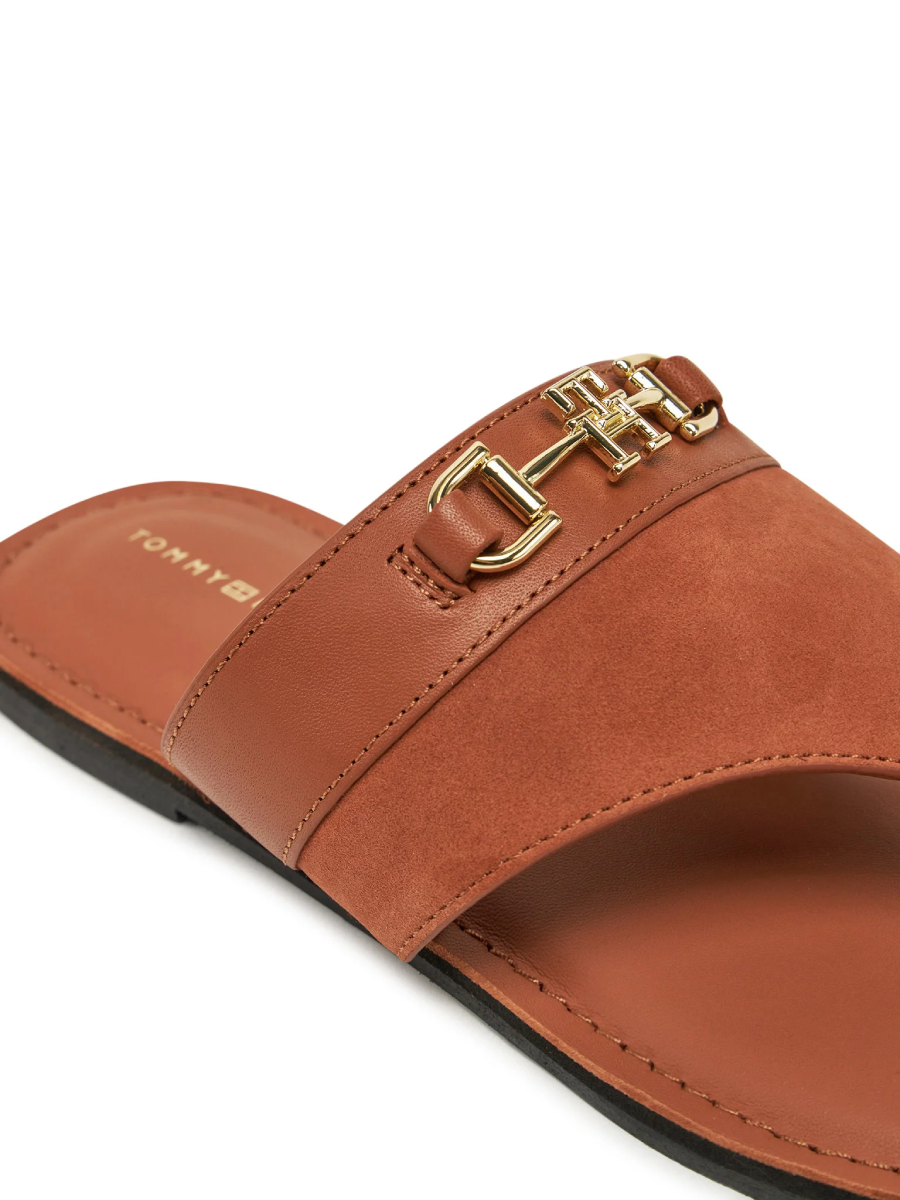 detail Tommy Hilfiger dámske hnedé žabky