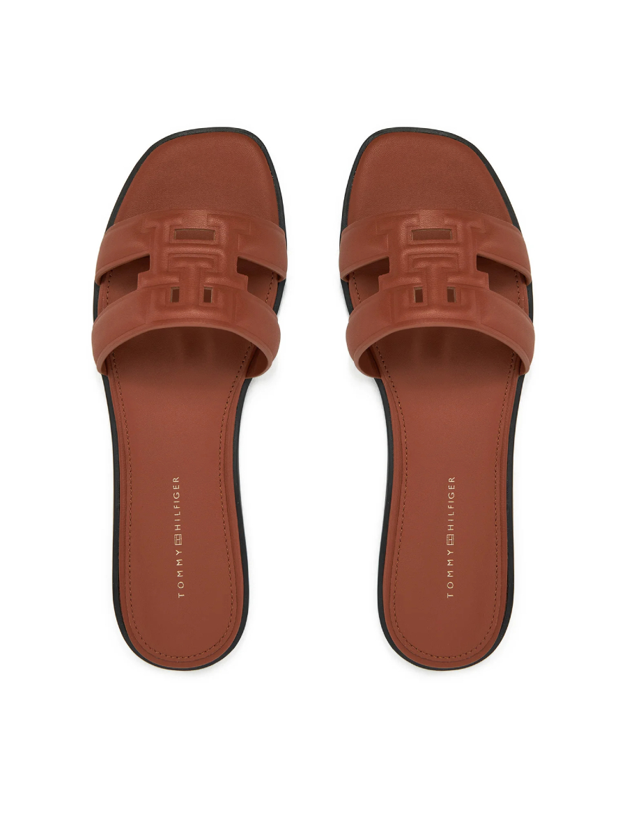 detail Tommy Hilfiger dámske hnedé žabky