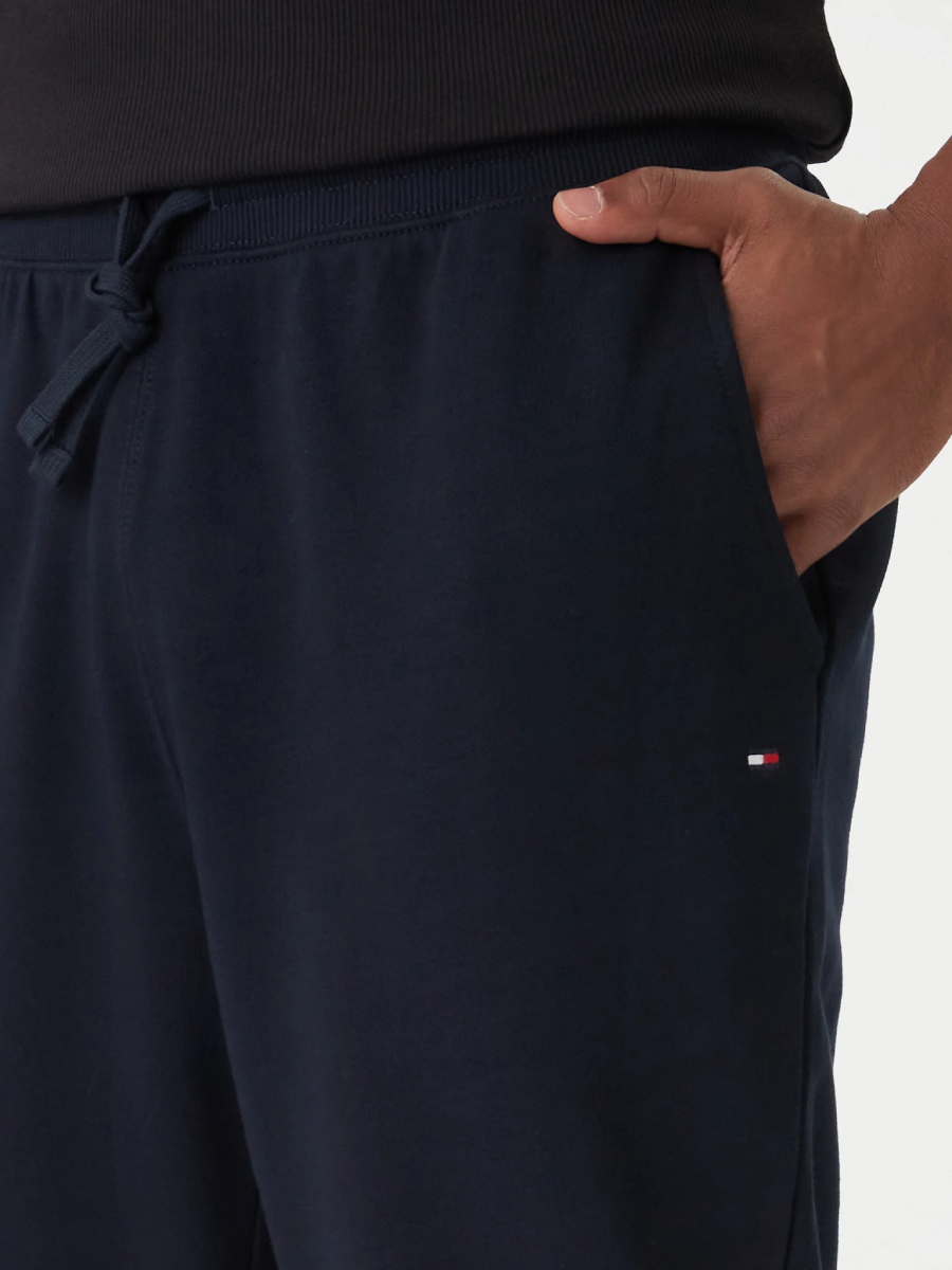 detail Tommy Hilfiger pánske tmavo modré tepláky