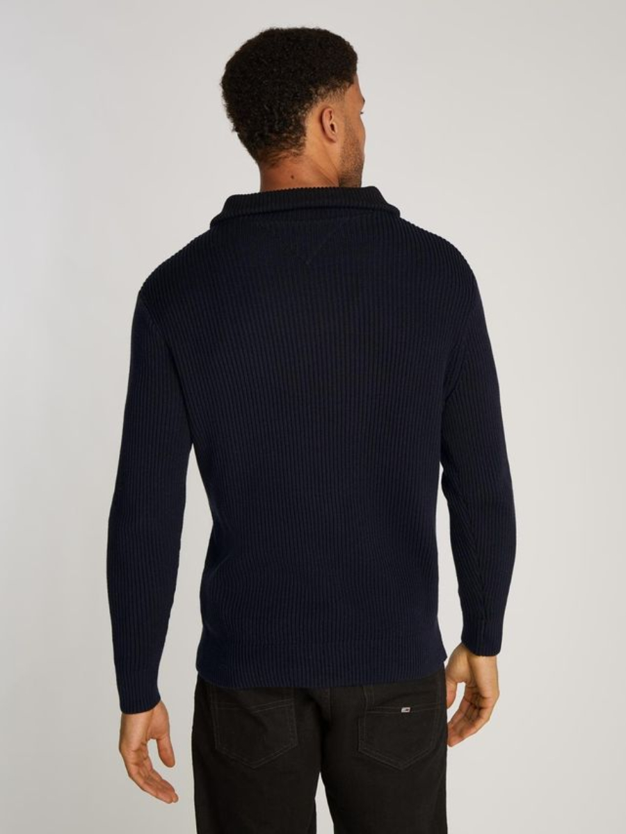 detail Tommy Hilfiger pánsky tmavomodrý sveter