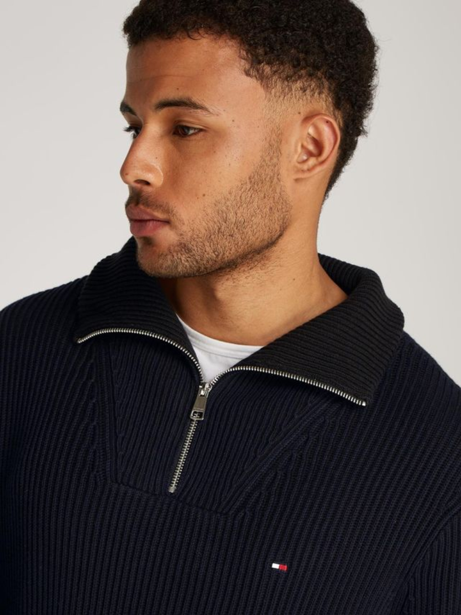 detail Tommy Hilfiger pánsky tmavomodrý sveter