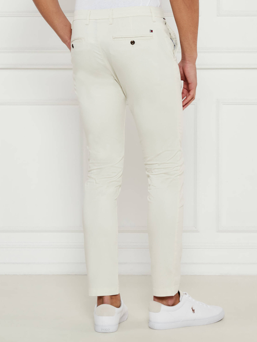 detail Tommy Hilfiger pánske smotanové nohavice