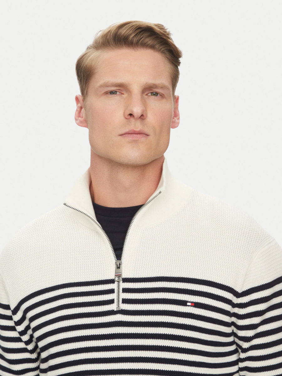 detail Tommy Hilfiger pánsky pruhovaný sveter