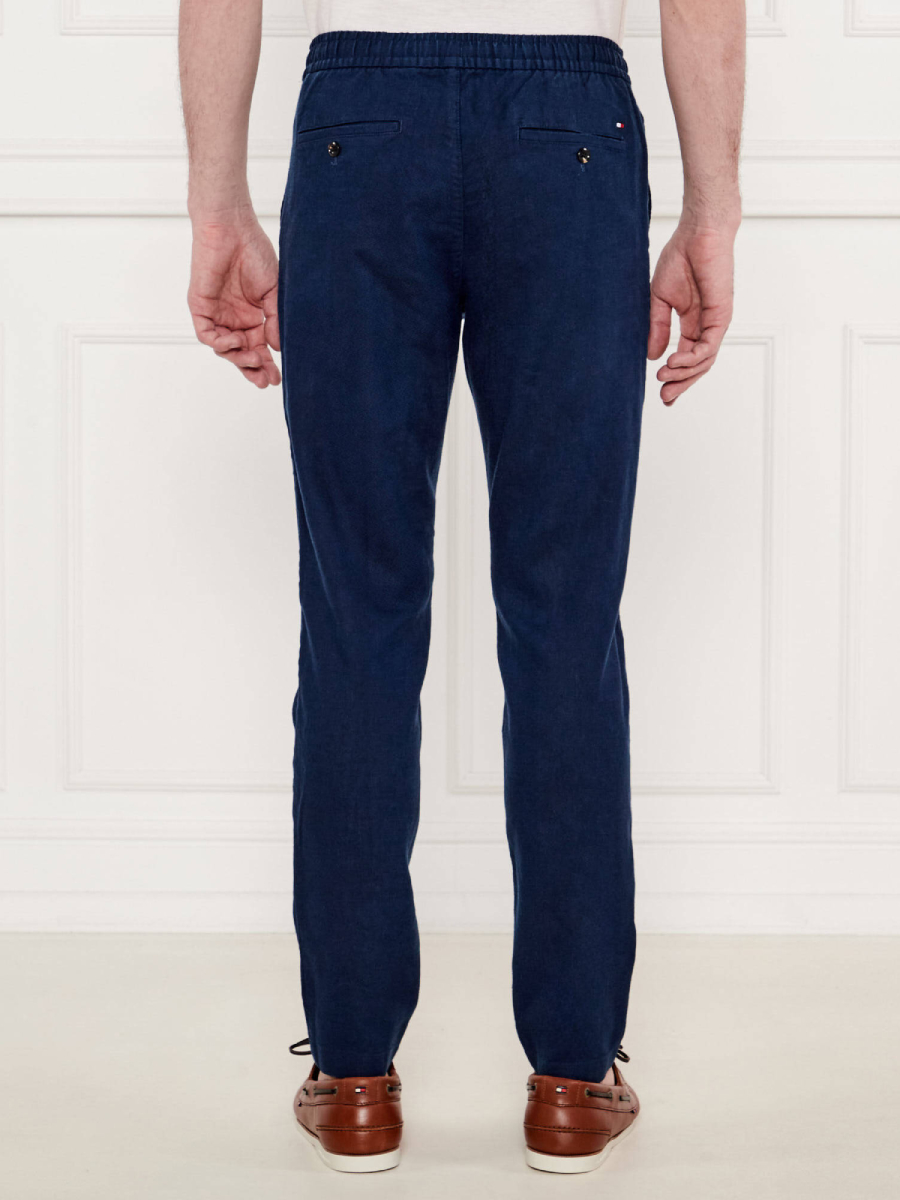 detail Tommy Hilfiger pánske tmavo modré nohavice