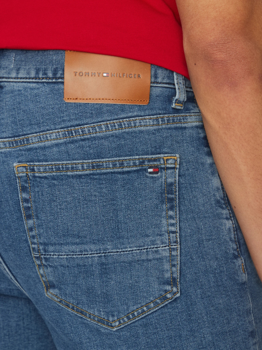 detail Tommy Hilfiger pánske modré džínsové šortky