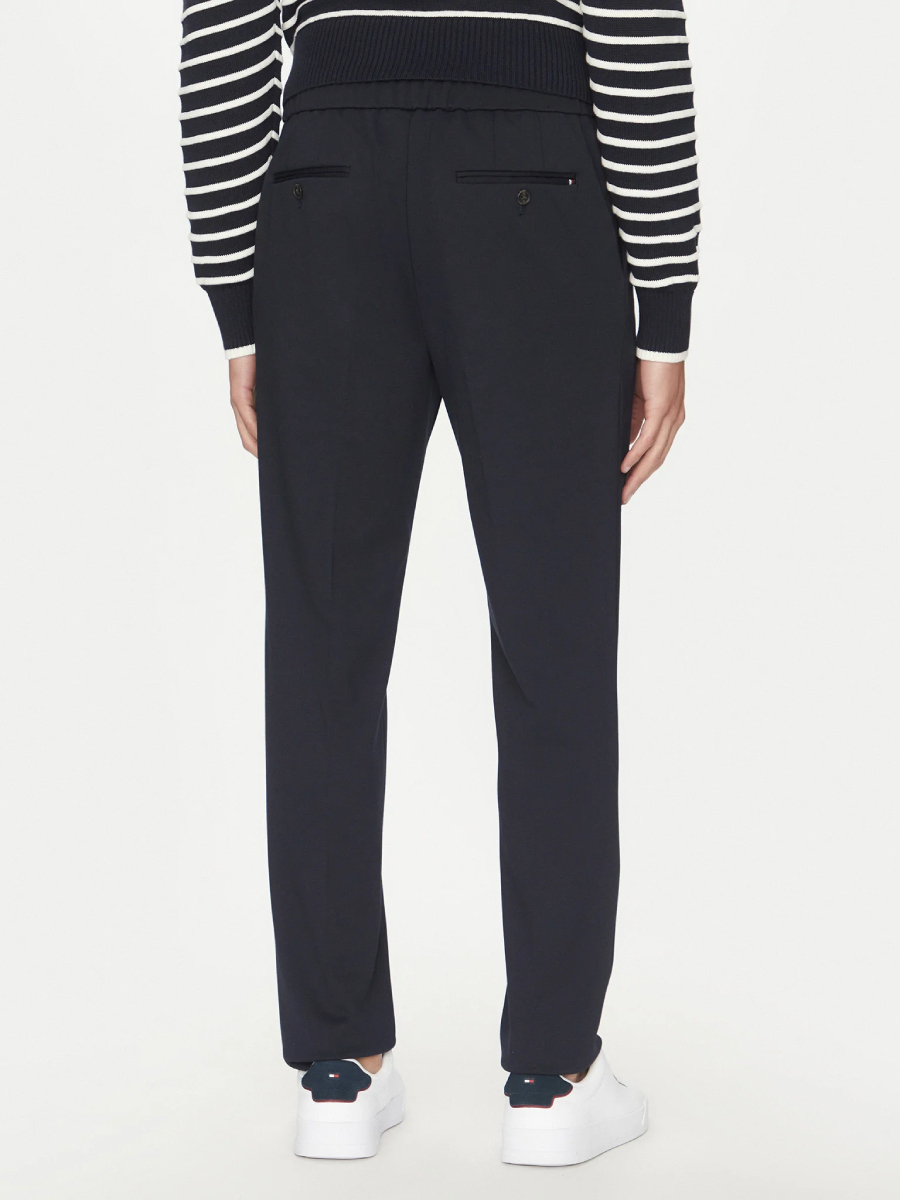 detail Tommy Hilfiger pánske tmavo modré nohavice