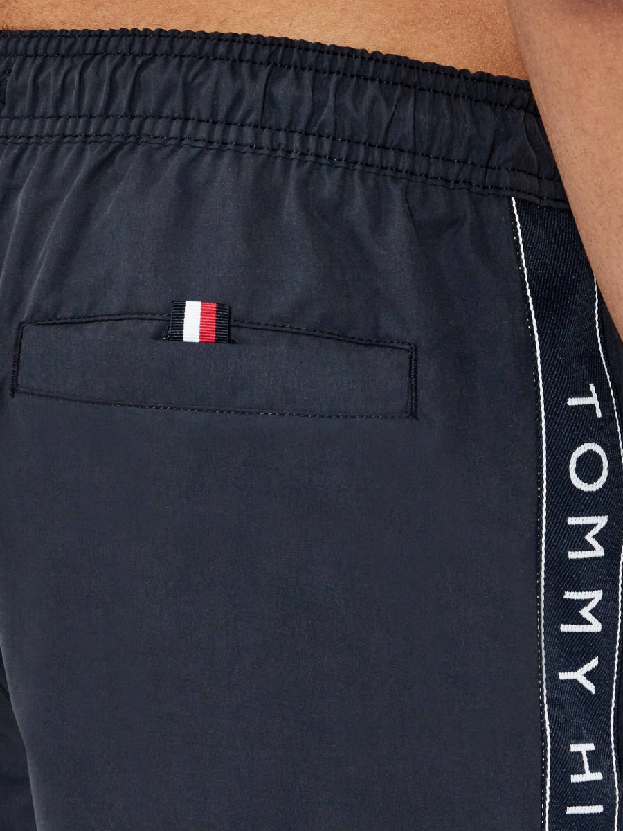 detail Tommy Hilfiger pánske tmavo modré plavky
