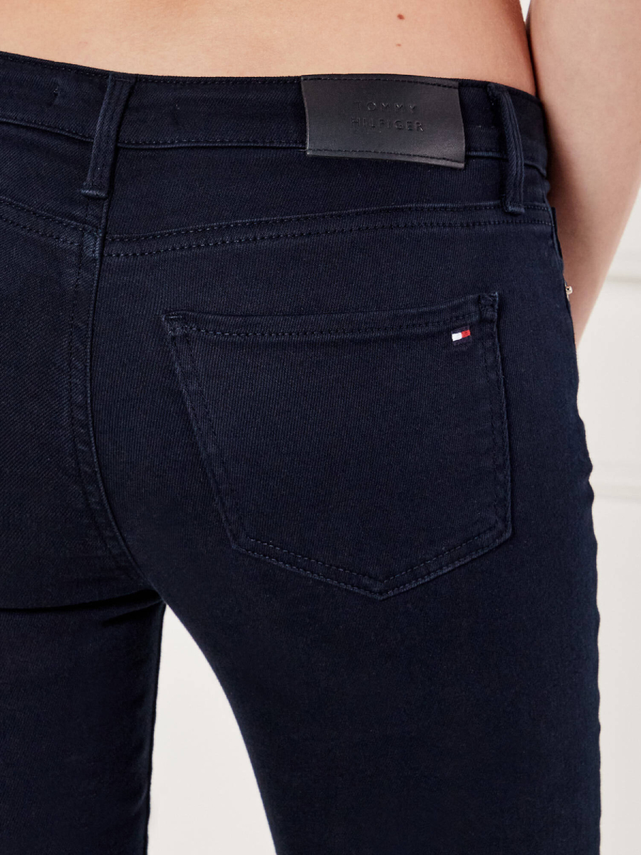 detail Tommy Hilfiger dámske tmavo modré džínsy