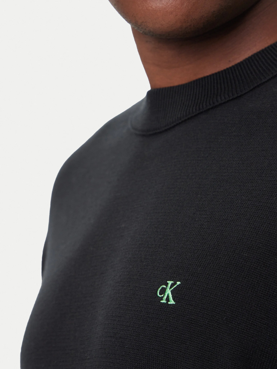 detail Calvin Klein pánsky čierny sveter