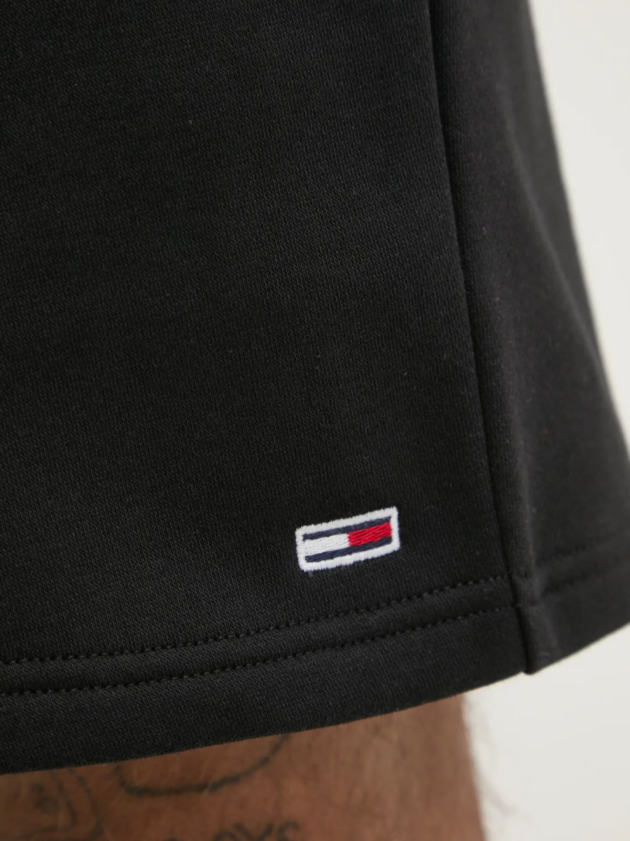 detail Tommy Jeans pánske čierne šortky