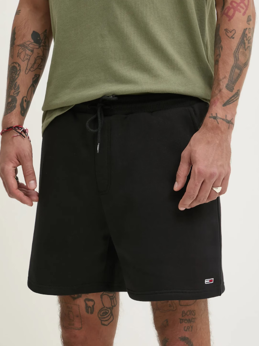 detail Tommy Jeans pánske čierne šortky