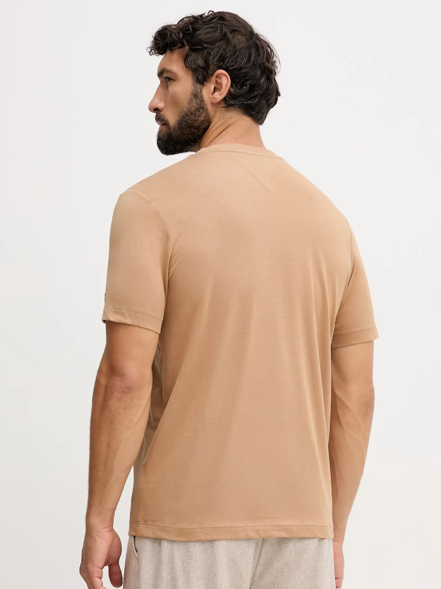 detail Tommy Hilfiger pánske hnedé tričko