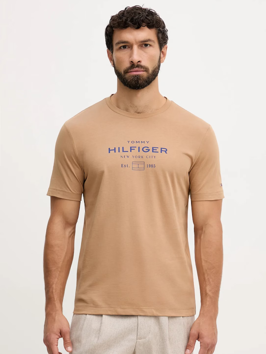 detail Tommy Hilfiger pánske hnedé tričko