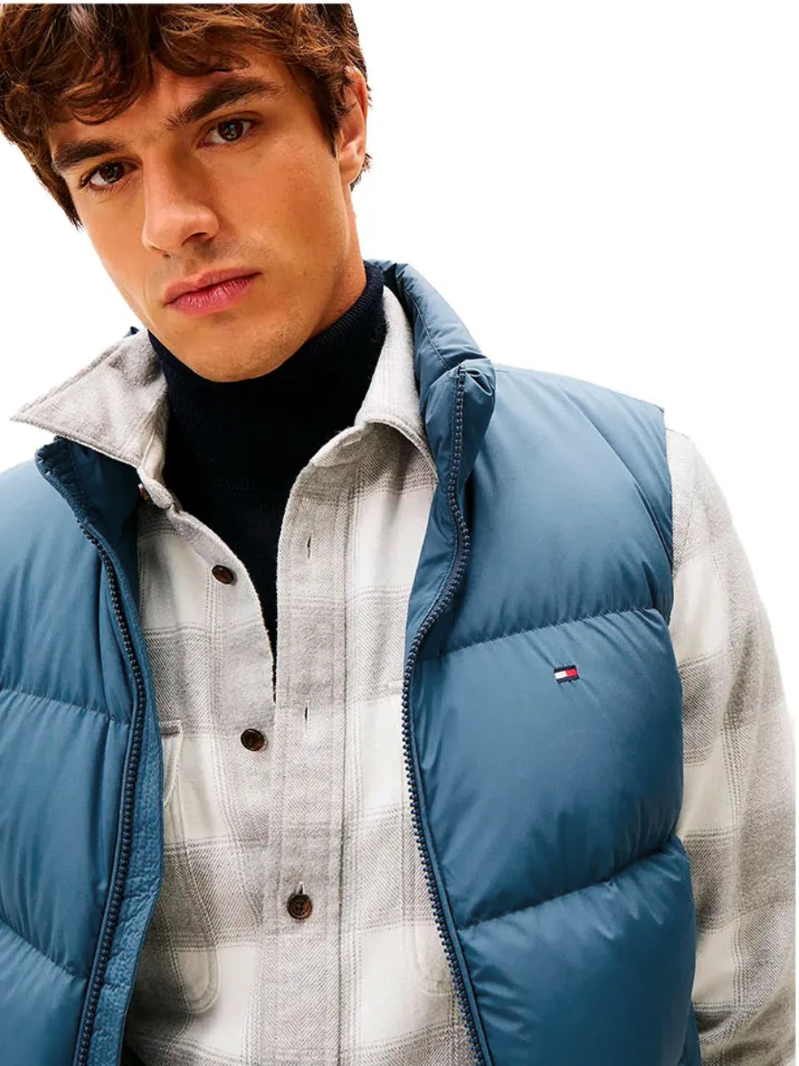 detail Tommy Hilfiger pánska modrá vesta