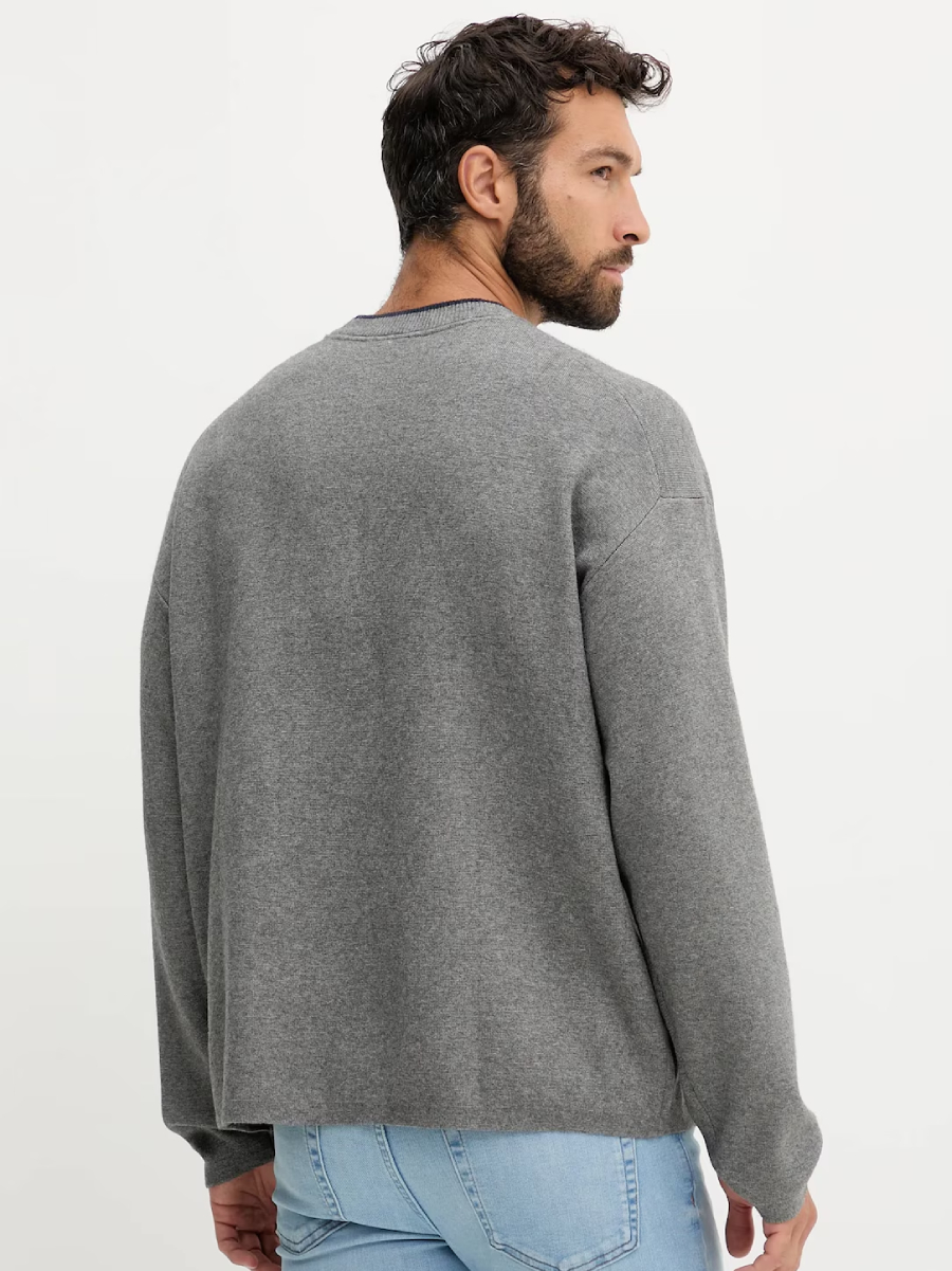 detail Calvin Klein pánsky šedý sveter