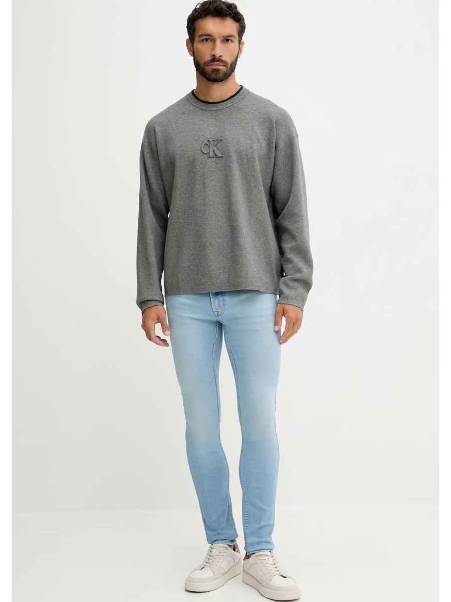 detail Calvin Klein pánsky šedý sveter